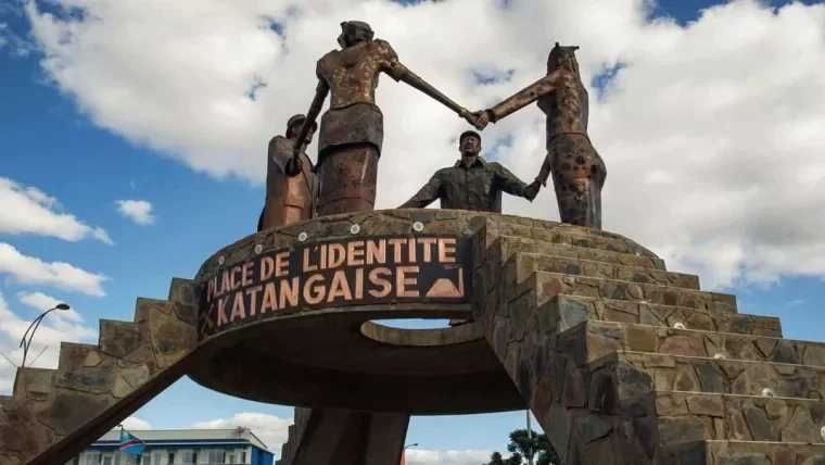 Monument at the Place de l’Identité Katangaise beneath a wide blue sky